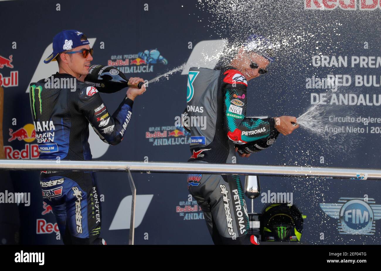 MotoGP - Andalucia Grand Prix - Circuito de Jerez, Jerez, Spanien - 26. Juli 2020 Petronas Yamaha SRT Fabio Quartararo und Monster Energy Yamaha Maverick Vinales feiern auf dem Podium nach dem ersten und zweiten Platz REUTERS/Jon Nazca Stockfoto