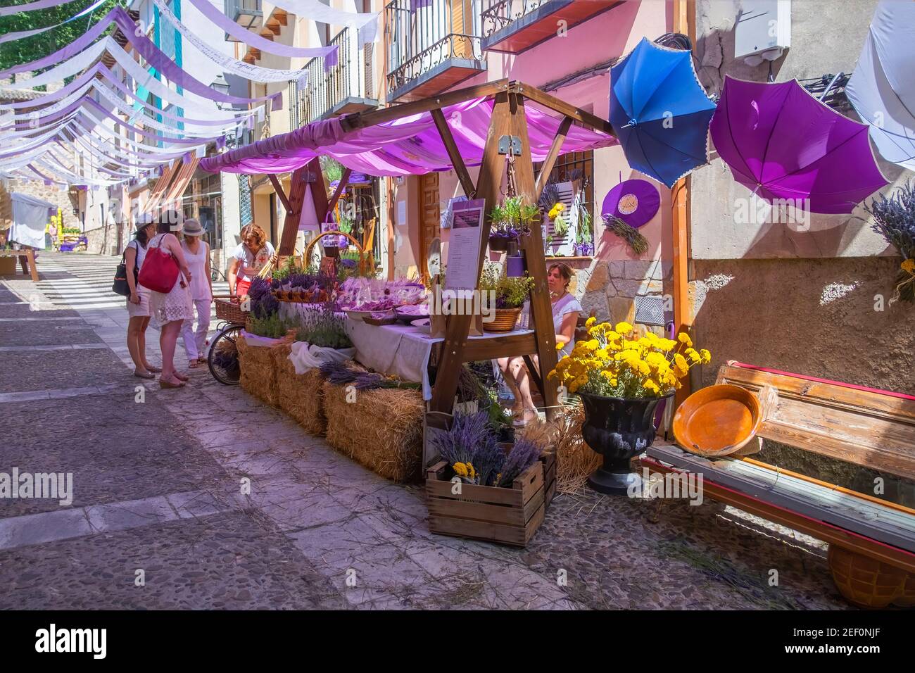 Ein Straßenstand auf dem Lavendelmarkt in Brihuega, der Lavendelprodukte verkauft, Guadalajara, Spanien Stockfoto