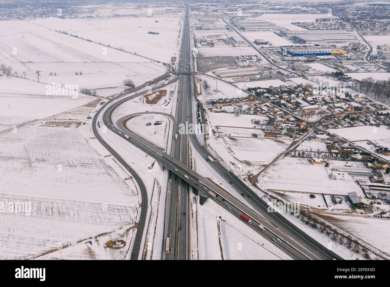Luftdrohnen-Fotografie der Autobahn in Mitteleuropa während der Wintersaison. Stockfoto