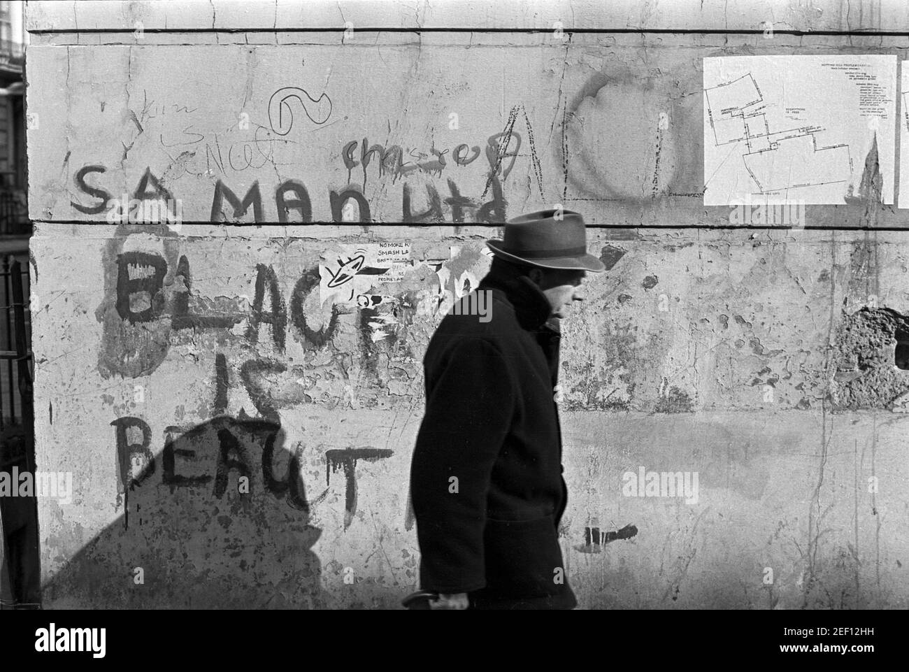 Großbritannien, West London, Notting Hill, 1973. Grafitti sagt 'Schwarz ist schön'. Das an der Wand geklebte Plakat ist die Route des Notting Hill Peoples Carnival (genaues Jahr unbekannt) und sagt 'Everything is Free'. Stockfoto
