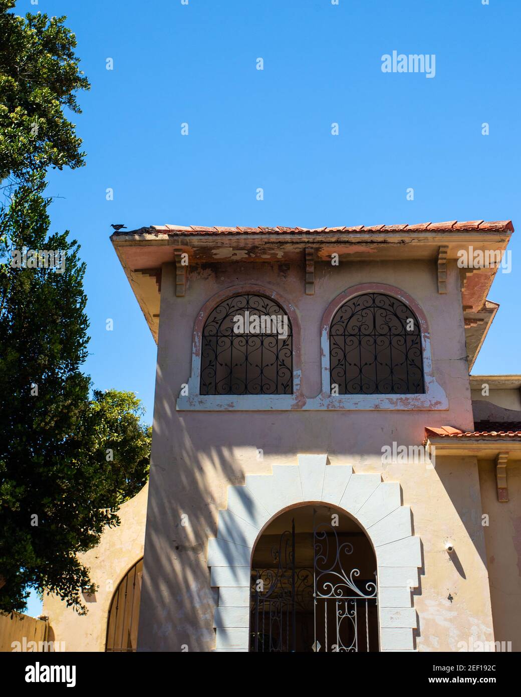 Bild zeigt typische karibische Architektur mit blauem Himmel Stockfoto