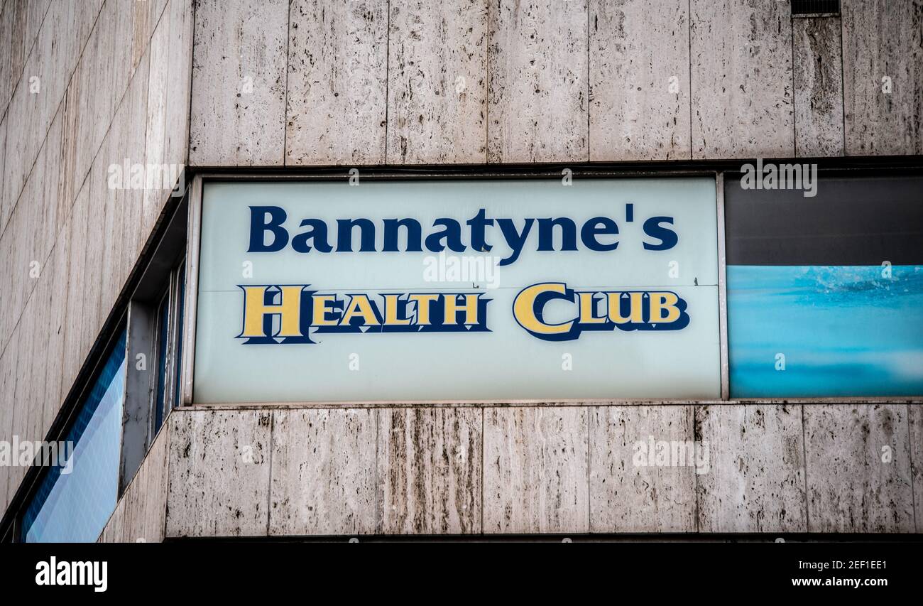 Bannatyne's Health Club, altes Schild auf schmutzigem Gebäude in Birmingham, Großbritannien Stockfoto