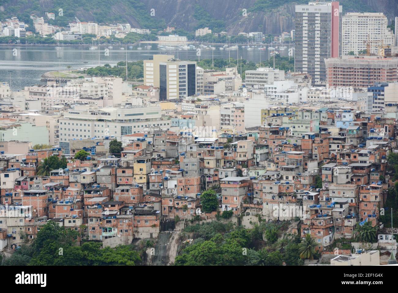 RIO DE JANEIRO, BRASILIEN - 3. JANUAR 2020: Blick auf 'Favela', Hochhäuser und einen Teil der Bucht von Botafogo Stockfoto