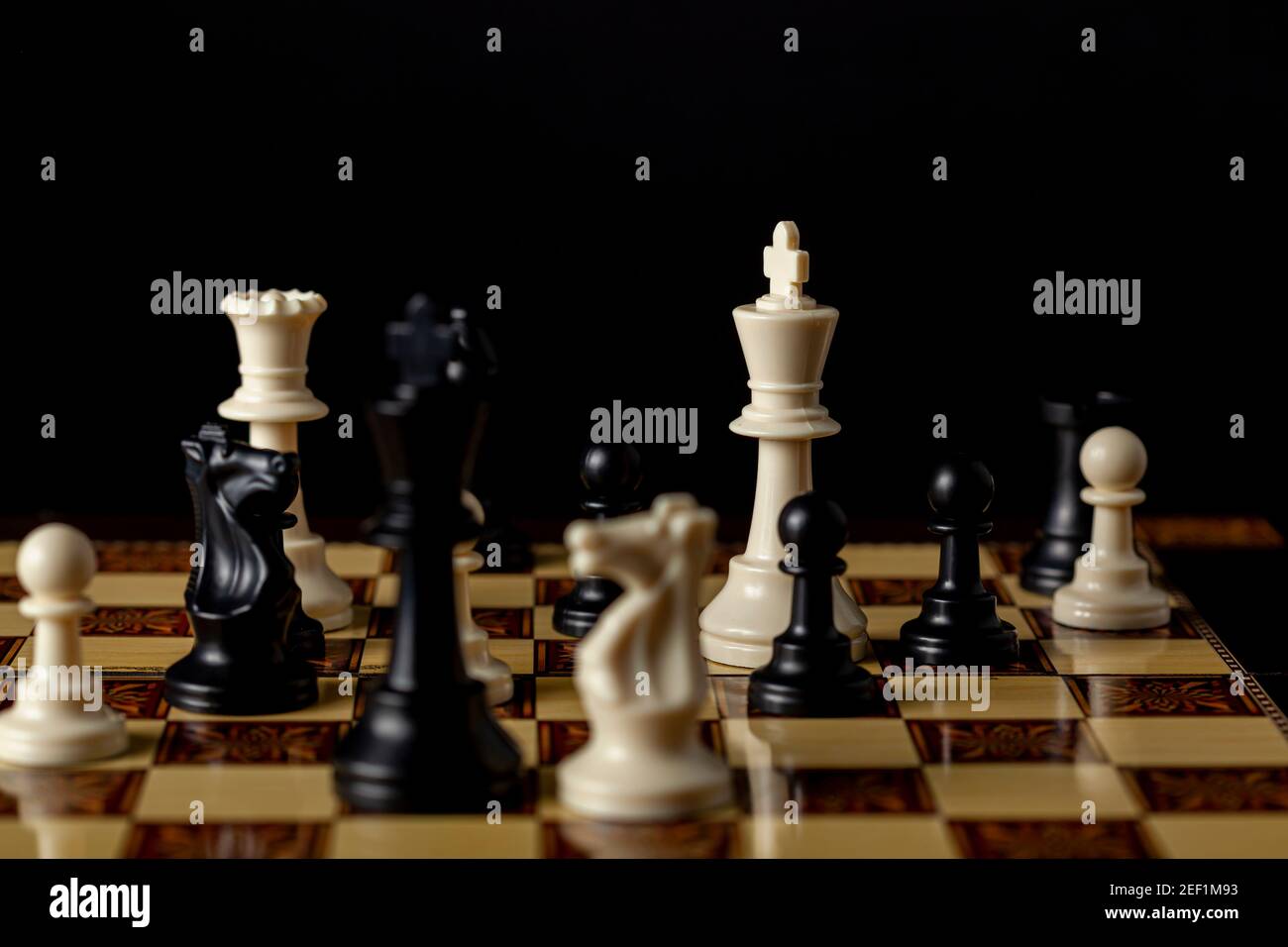 Bild zeigt ein laufendes Schachspiel mit einer späten Spielposition. Vielseitiges Image für Wettbewerb, Ehrgeiz, Kampf, Niederlage, Sieg, Strategiekontra Stockfoto