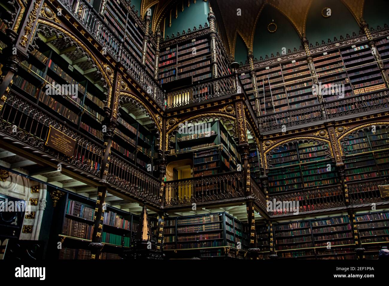 RIO DE JANEIRO, BRASILIEN - 3. JANUAR 2020: Lange Aufnahme des Königlich Portugiesischen Kabinetts von Reading (Real Gabinete Português de Leitura) im historischen Zentrum Stockfoto