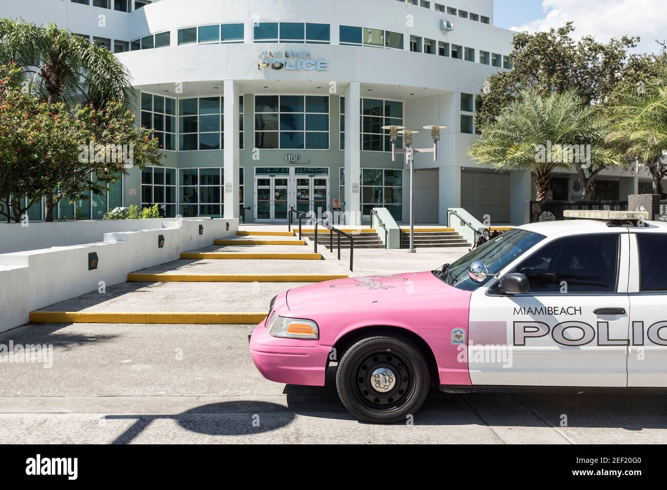 Ein rosa, stillgelegter Miami Beach Polizeiwagen vor der Miami Beach Polizeibehörde. Stockfoto