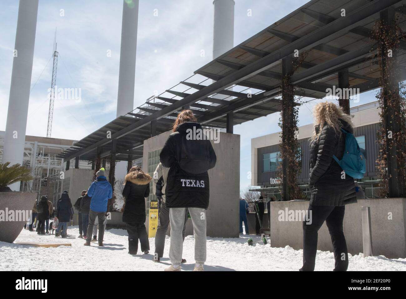 Austin, Texas 16. Feb. 2021: Verschneiten die Bewohner von Austin stehen an, um in einem Trader Joe's Lebensmittelgeschäft im angesagten Seaholm District in der Innenstadt einzukaufen, während Texas sich von einem historischen Schneesturm und brutalen kalten Temperaturen kaum erholen kann. Viele Geschäfte werden die ganze Woche wegen des Sturms geschlossen. Kredit: Bob Daemmrich/Alamy Live Nachrichten Stockfoto