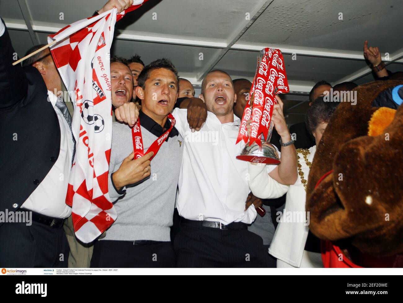 Fußball - Walsall Football Club Celebrate Promotion to League One - Walsall - 06/07 , 8/5/07 Walsall Celebrate Promotion Pflichtgutschrift: Action Images / Andrew Couldridge Stockfoto