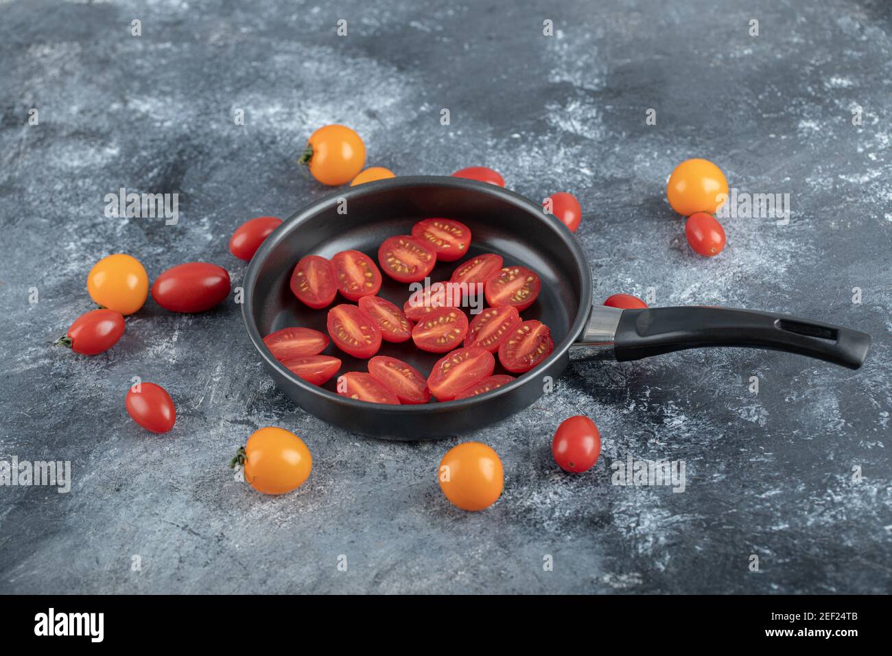 Frische, halbgeschnittene oder ganze Kirschtomaten Stockfoto