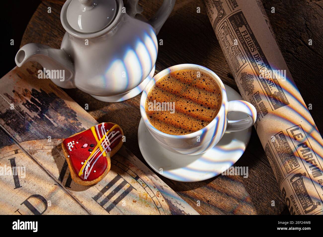 Tasse Kaffee und Kaffeekanne mit Jalousie-Schatten Stockfoto