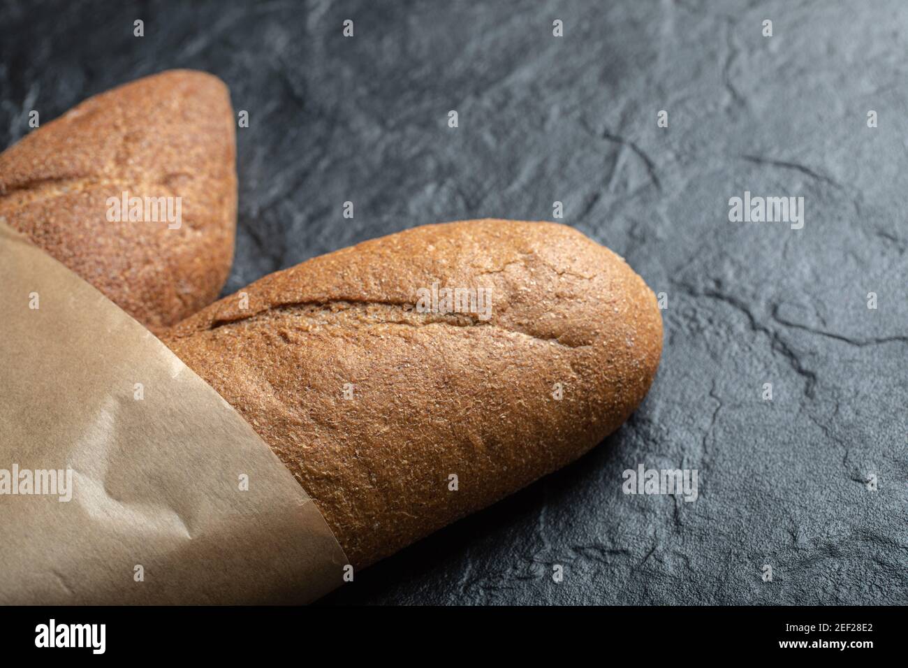 Frisch gebackenes britisches Brot in Papiertüte Stockfoto
