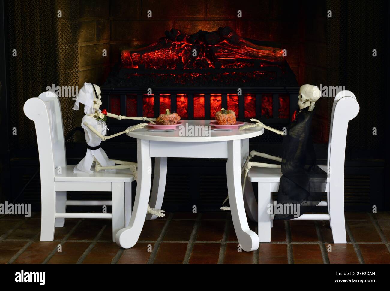 Mann Und Frau Skelett Sitzen Zum Abendessen Der Verrottung Kurbisse Am Kamin In Der Holle Geschrumpft Stockfotografie Alamy