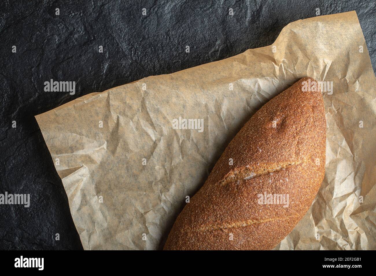 Nahaufnahme British Baton Laib Brot auf Papier Stockfoto