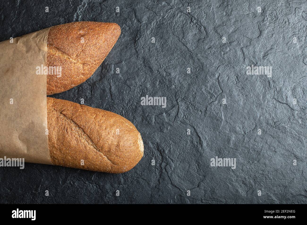 Frisch gebackenes britisches Brot auf schwarzem Hintergrund Stockfoto