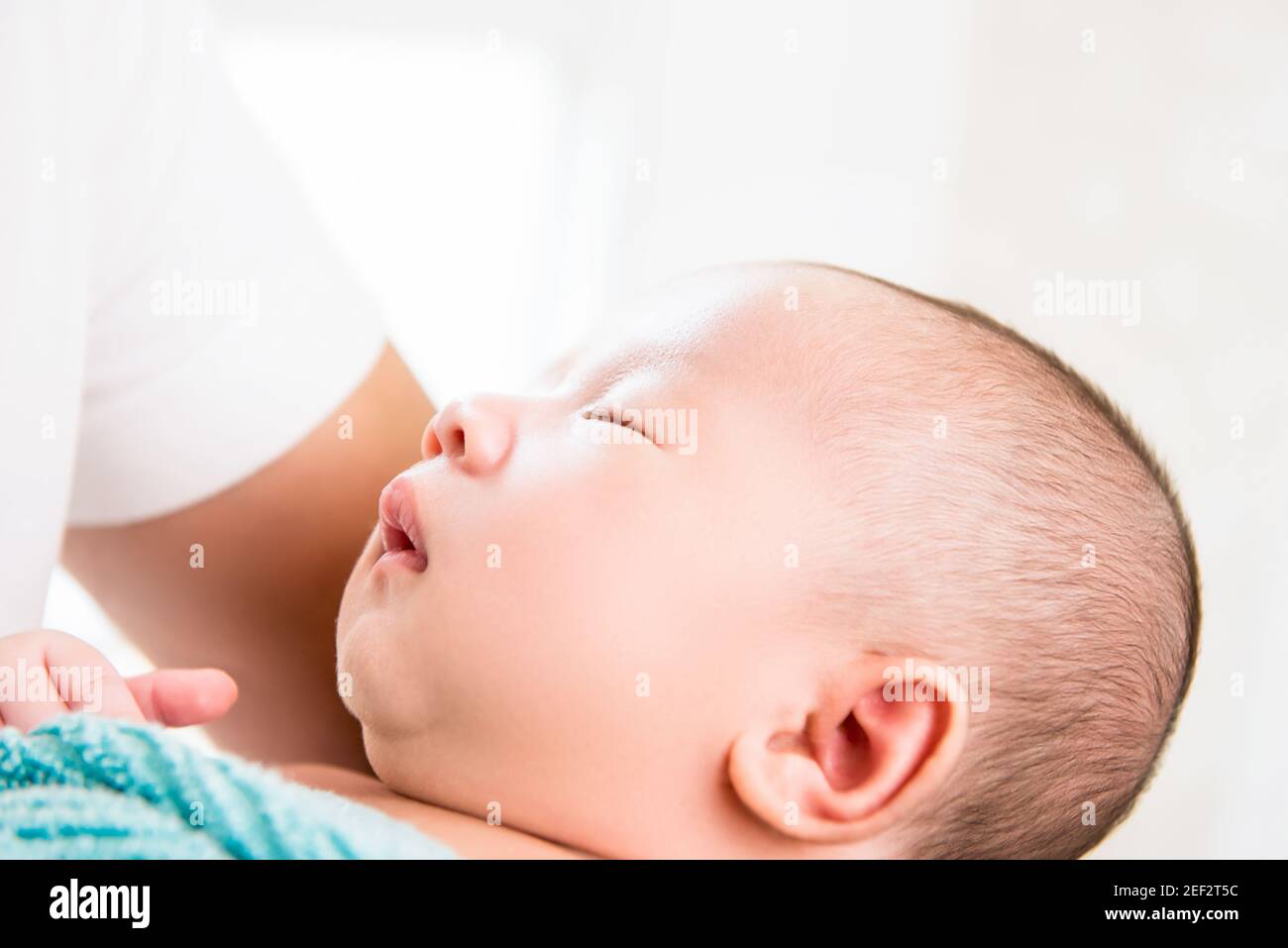 Liebenswert kleines neugeborenes Baby schlafen in den Armen des Vaters Stockfoto