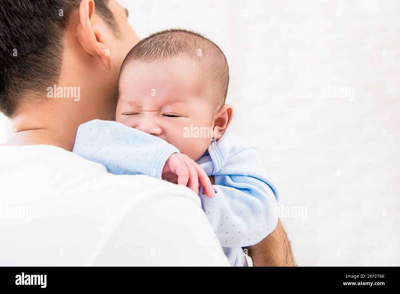 Neuer Vater hält sein entzückendes kleines Baby Stockfoto