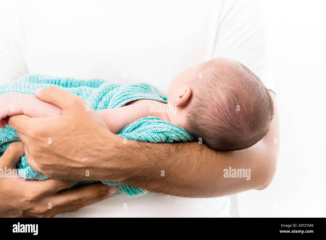 Neugeborenes Baby, das in den Armen des Vaters schläft Stockfoto