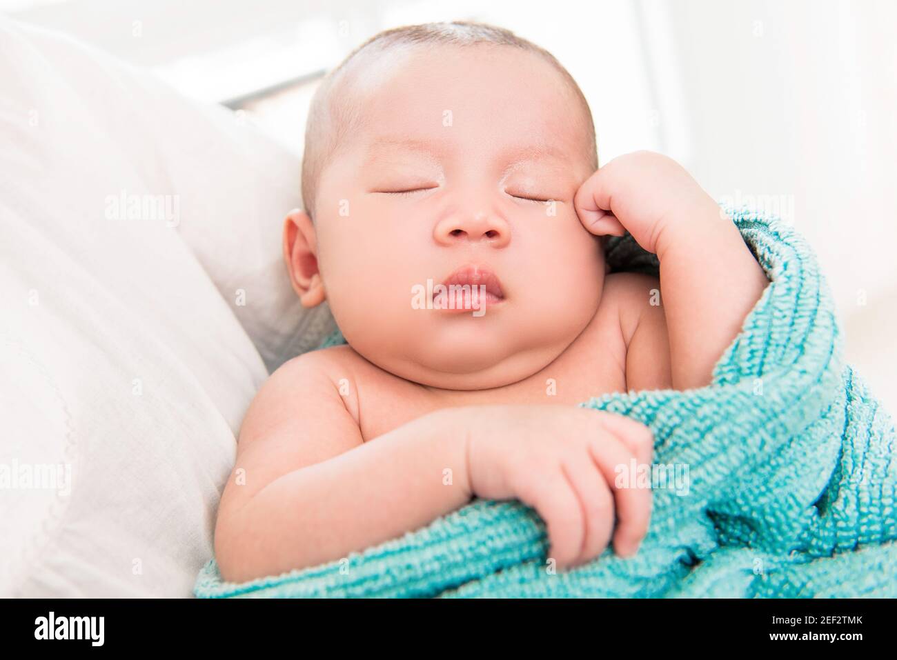 Liebenswert kleines neugeborenes Baby schlafen in den Armen der Mutter Stockfoto