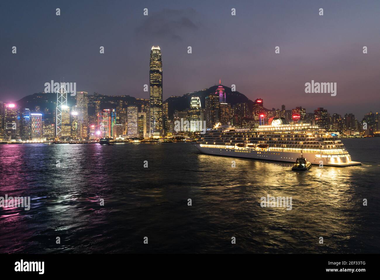 Kowloon, Hongkong - Oktober 8 2018: Ein riesiges Kreuzfahrtschiff, das nachts in Hongkong über den Victoria Hafen segelt Stockfoto