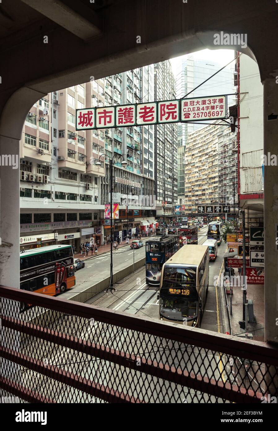 Hongkong, China - Oktober 27 2019: Historische Stadtmauern und Busse fahren durch das sehr dicht besiedelte North Point Viertel entlang der King's Road in Hon Stockfoto