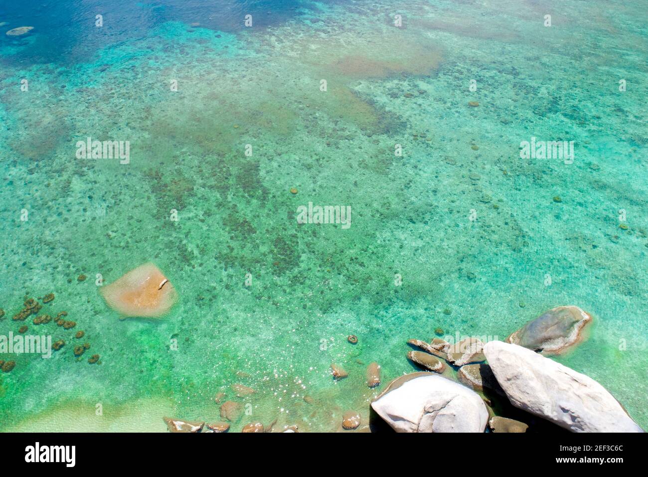 Klares türkisfarbenes Meerwasser am Strand - Blick aus der Vogelperspektive Stockfoto