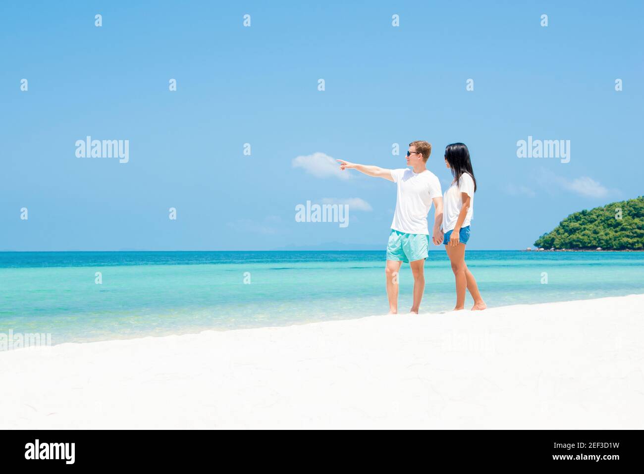 Interracial paar am schönen Strand im Sommer - Urlaub und Touristische Konzepte Stockfoto