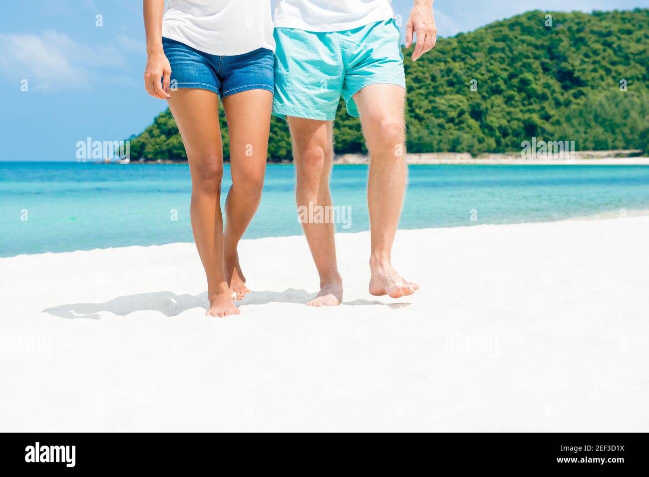 Paar zu Fuß am Strand im Sommer - unteren Körper Stockfoto Paar zu Fuß am Strand im Sommer - unteren Körper Stockfoto