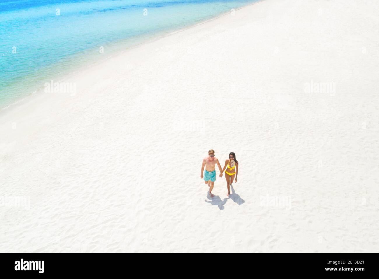 Paar zu Fuß auf weißem Sandstrand im Sommer, Vogelperspektive - touristische und Berufung Konzepte Stockfoto