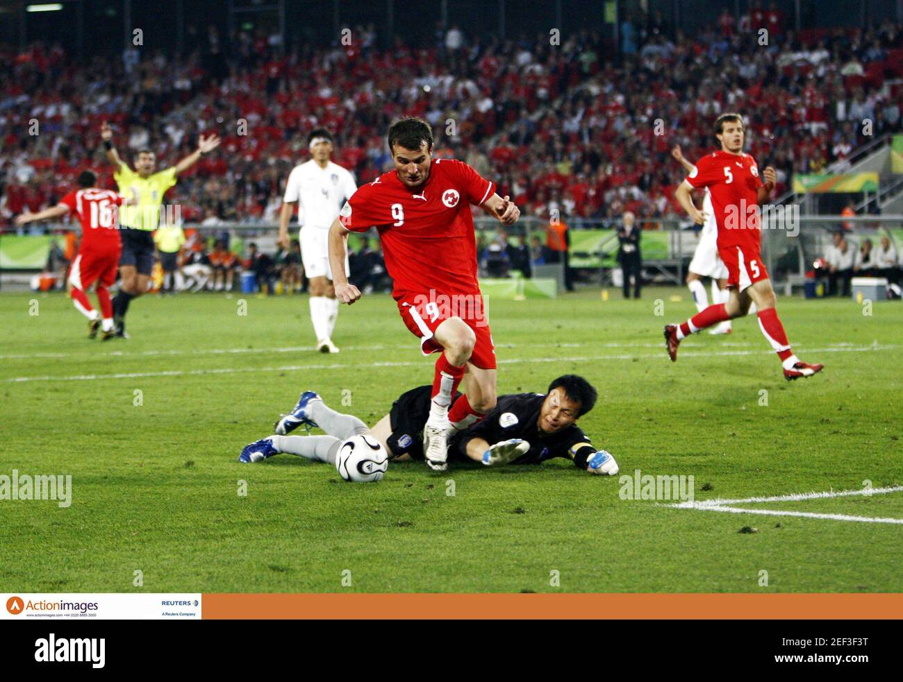 Fußball - Korea Republic V Switzerland 2006 FIFA World Cup Deutschland -  Gruppe G - FIFA World Cup Stadium, Hannover - 23/6/06 Alexander frei geht  um den koreanischen Woon Jae Lee, um