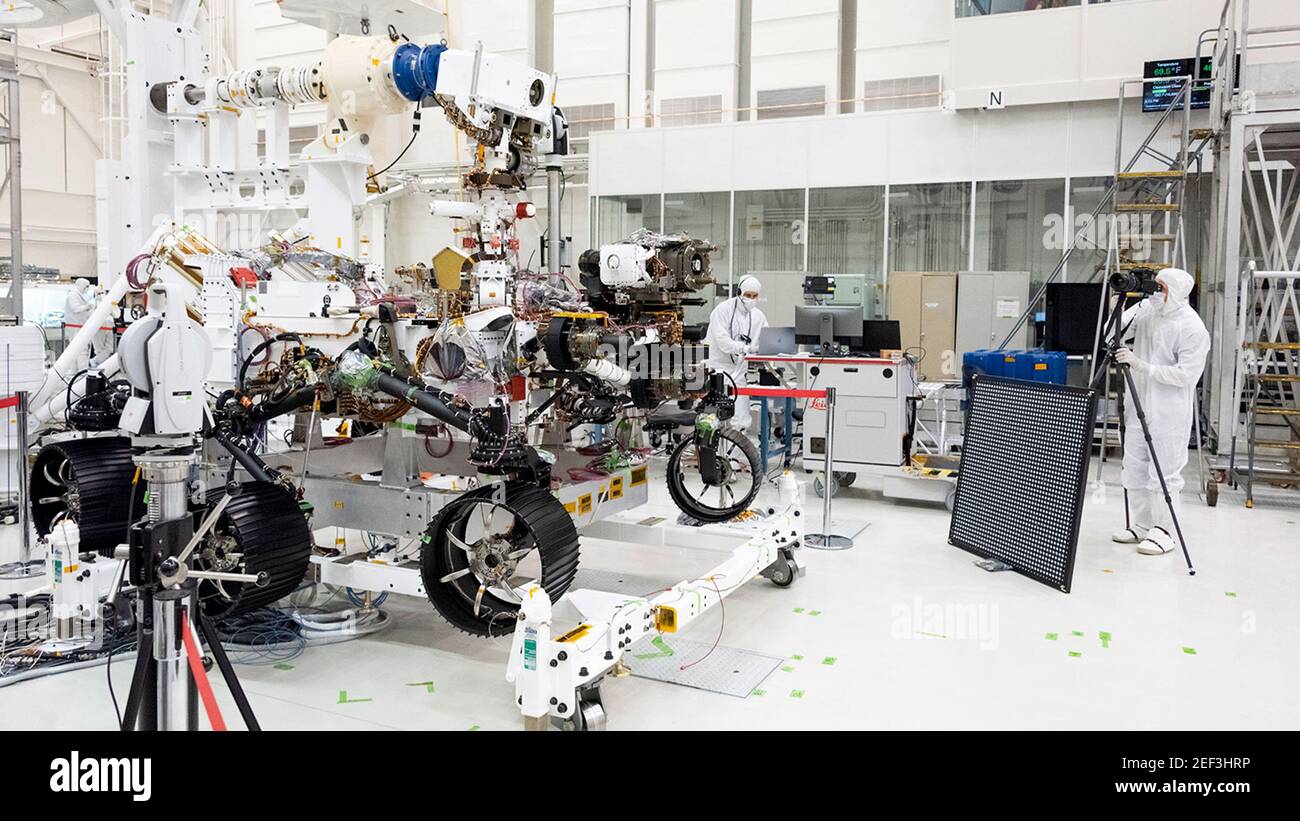 NASA. 16th. Februar 2021. Washington, Usa. Februar 2021, 16th. Der Mars 2020 Rover durchläuft eine "Augenuntersuchung", nachdem mehrere Kameras installiert wurden. Der Rover bietet alles, von Weitwinkel-Landschafts-Kameras bis hin zu Kameras mit hochauflösendem Zoomobjektiv mit schmalem Winkel. Das Bild wurde am 23. Juli 2019 in der High Bay 1 der Raumsonde Assembly Facility im Jet Propulsion Laboratory in Pasadena, Kalifornien, aufgenommen. Kredit: UPI/Alamy Live Nachrichten Stockfoto