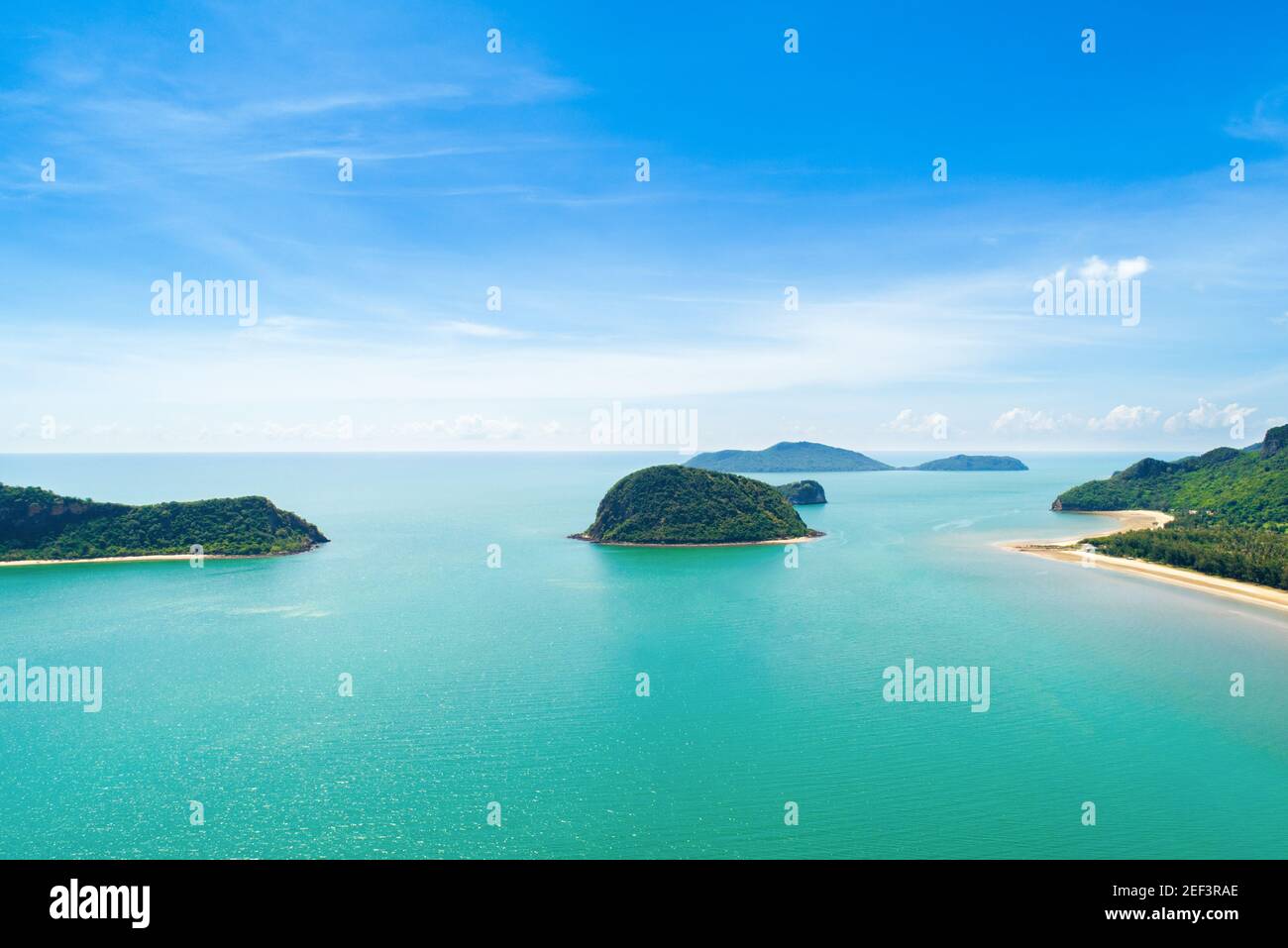 Luftaufnahme des wunderschönen türkisfarbenen Meerwassers und der Inseln Stockfoto