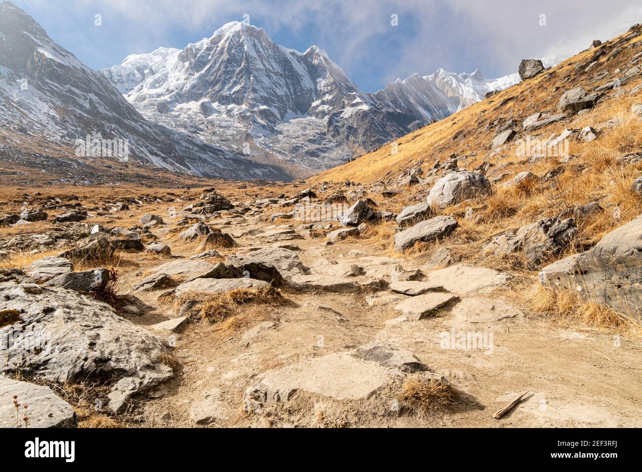 Wanderweg zum Annapurna Basislager mit dem Annapurna Dakshin Gipfel im Himalaya in Nepal Stockfoto Wanderweg zum Annapurna Basislager mit dem Annapurna Dakshin Gipfel im Himalaya in Nepal Stockfoto