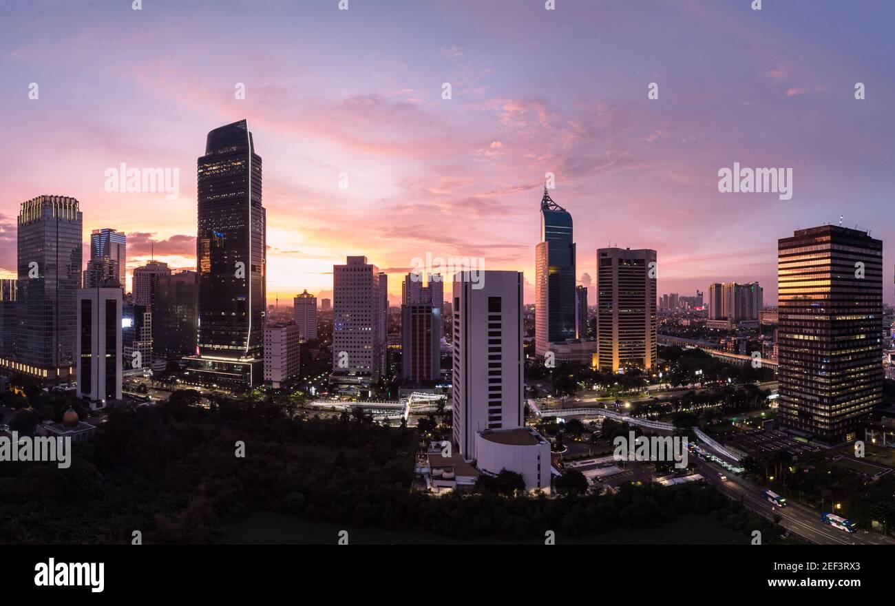 Dramatisches Luftpanorama des Sonnenuntergangs über Jakarta Business und Finanzdistrikt in Indonesien Hauptstadt Stockfoto