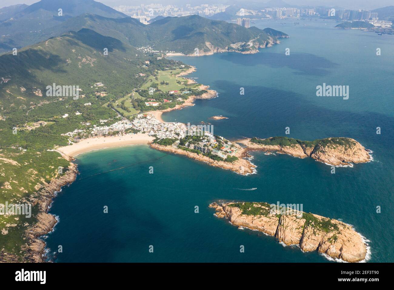 Luftaufnahme des Shek O Strandes und der Stadt in Der Süden von Hong Kong Insel an einem sonnigen Tag Stockfoto