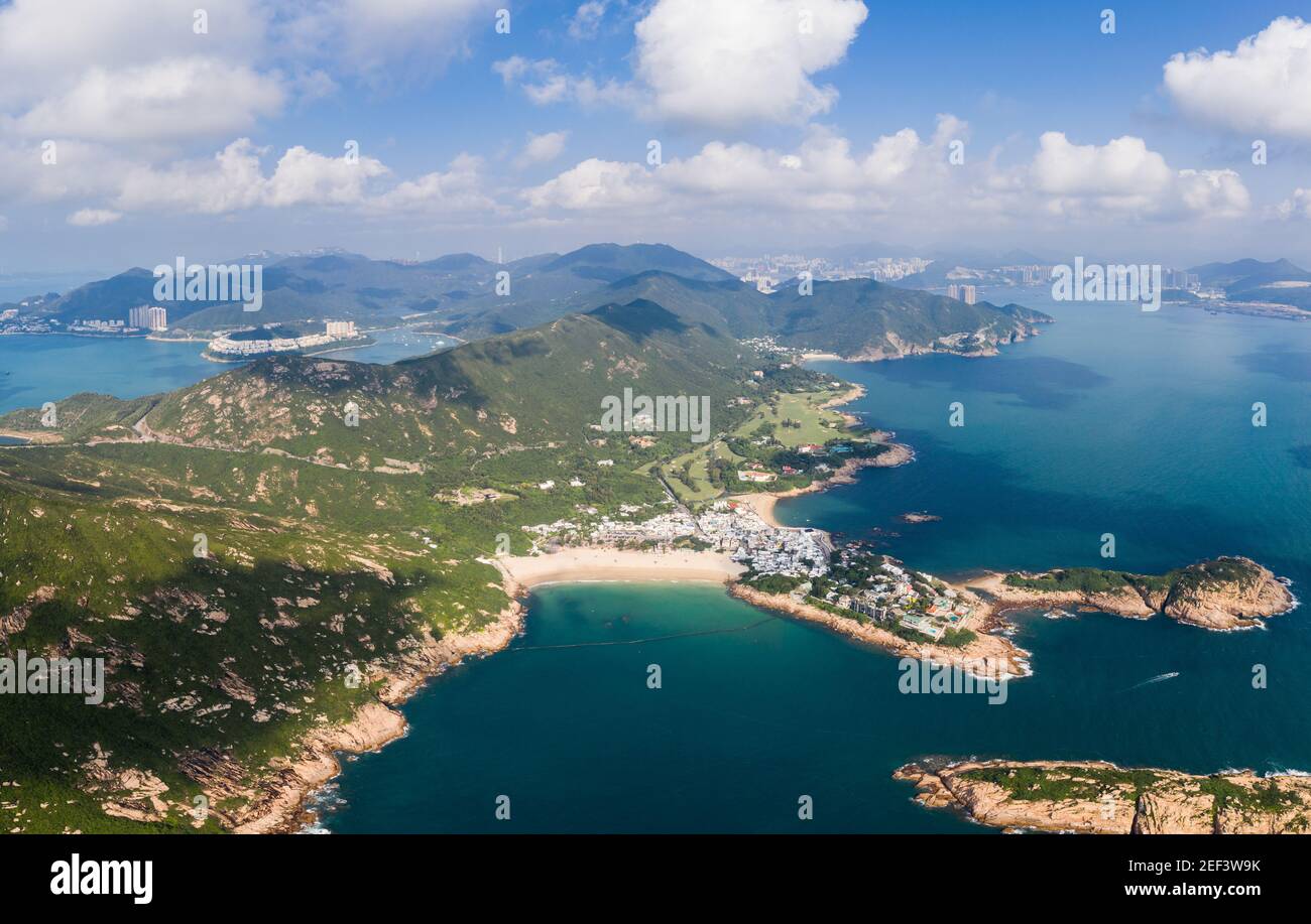 Dramatische Luftaufnahme des Shek O Strandes und der Stadt Im Süden von Hong Kong Insel auf einem sonnigen Tag Stockfoto