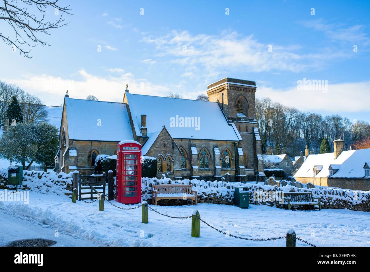 St. Barnabas Kirche im Januar Schnee. Snowshill, Cotswolds, Gloucestershire, England Stockfoto