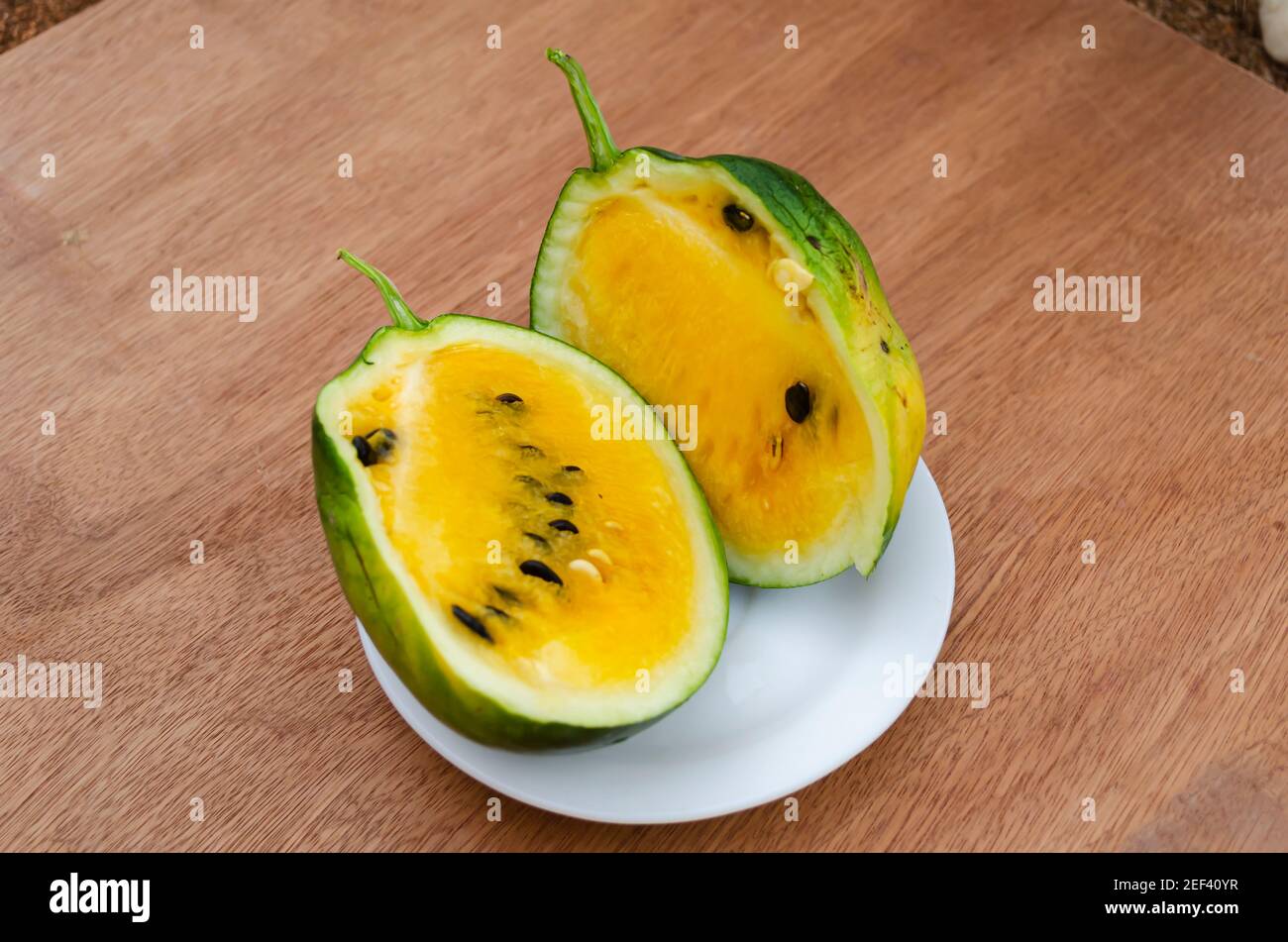 Gelbe Crimson Wassermelone Querschnitte Stockfoto