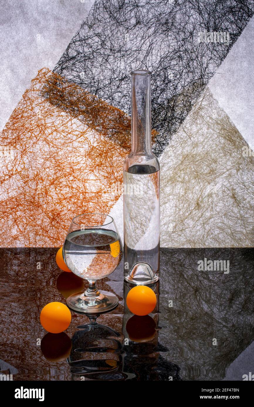 Stillleben mit Gläsern und Orangenkugeln Stockfoto