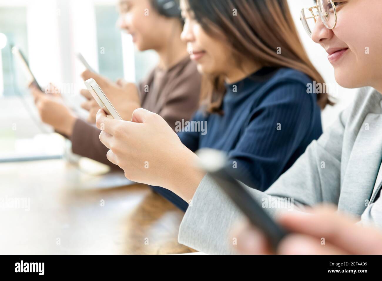 Gruppe weiblicher Teenager, die auf Smartphones im Internet surfen Stockfoto