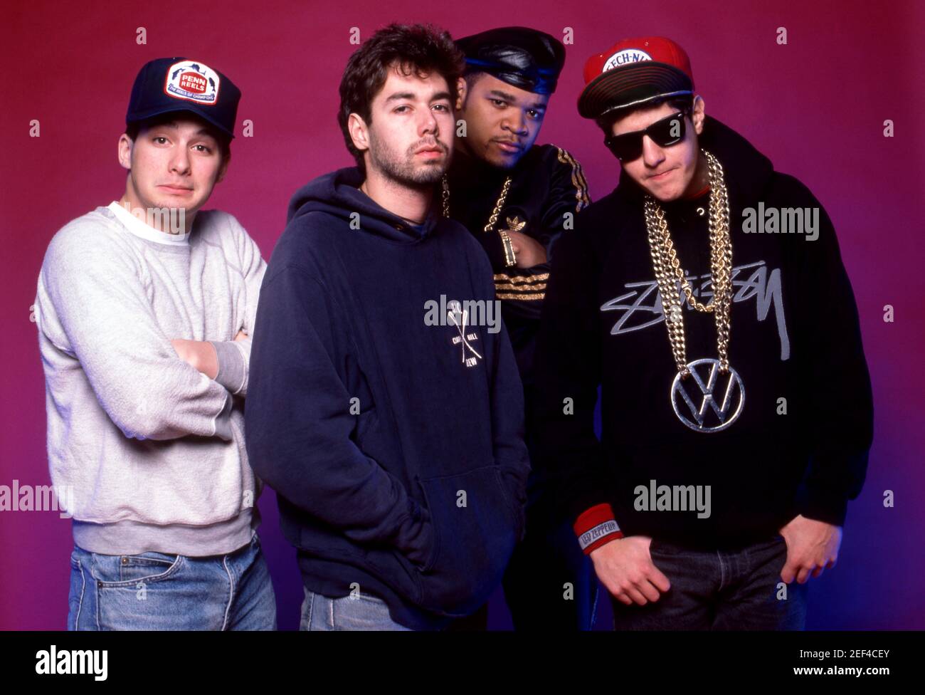 CLARKSTON, MI - JULI 29: (L-R) Adam Horovitz (Ad-Rock), Adam Yauch (MCA) (1964-2012), DJ Hurricane und Mike Diamond (Mike D) von den Beastie Boys posieren für ein Studioportrait während der Together Forever Tour am 29. Juli 1987 im Pine Knob Music Theatre in Clarkston, Michigan. Bild: Ross Marino Archiv / MediaPunch Stockfoto