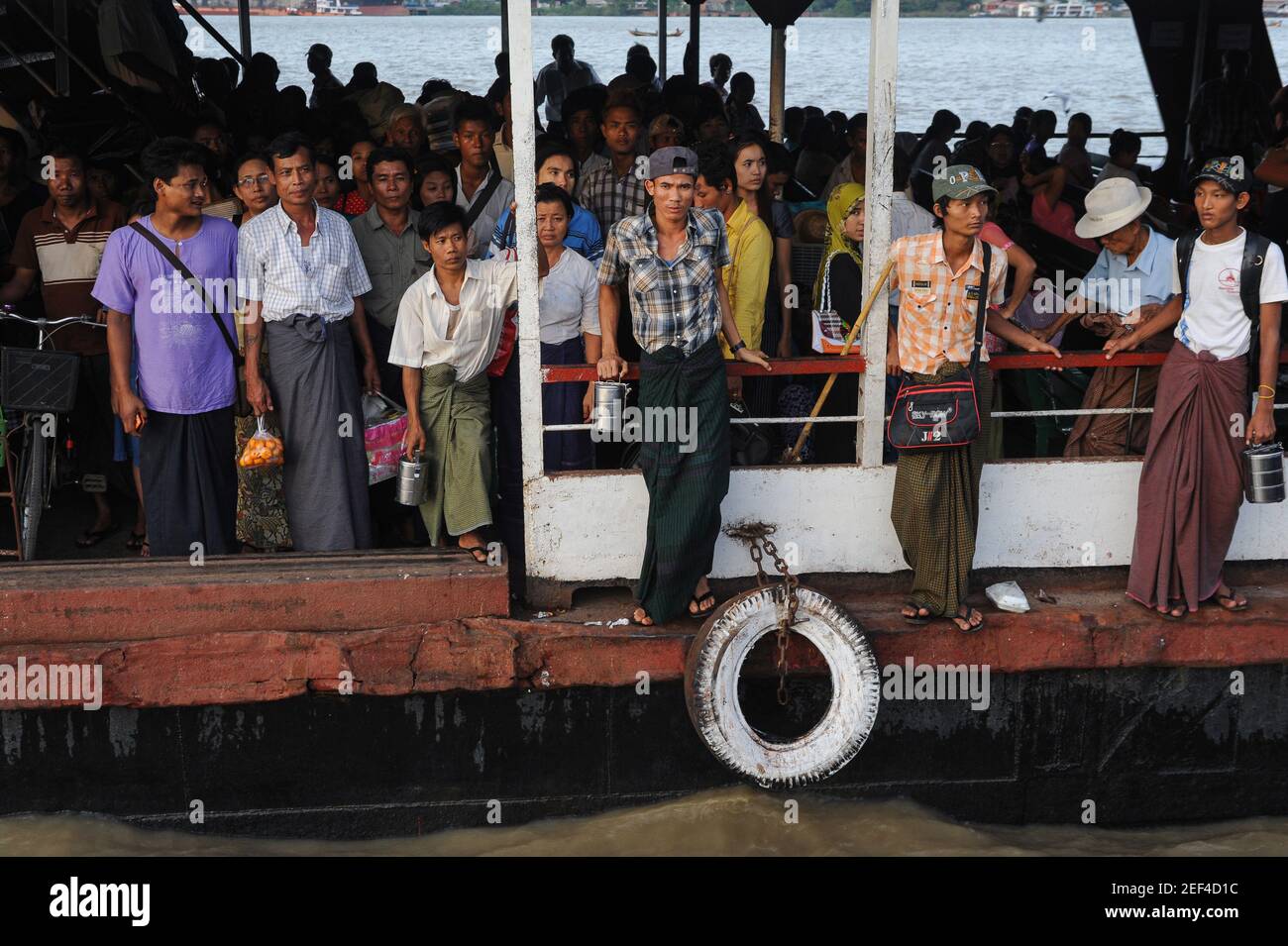 22,11.2013, Yangon, Myanmar, Asien - Pendler auf einer Yangon nach Dala (Dalah) Fähre kommen am Dala Fährhafen nach der Überquerung des Yangon Flusses an. Stockfoto