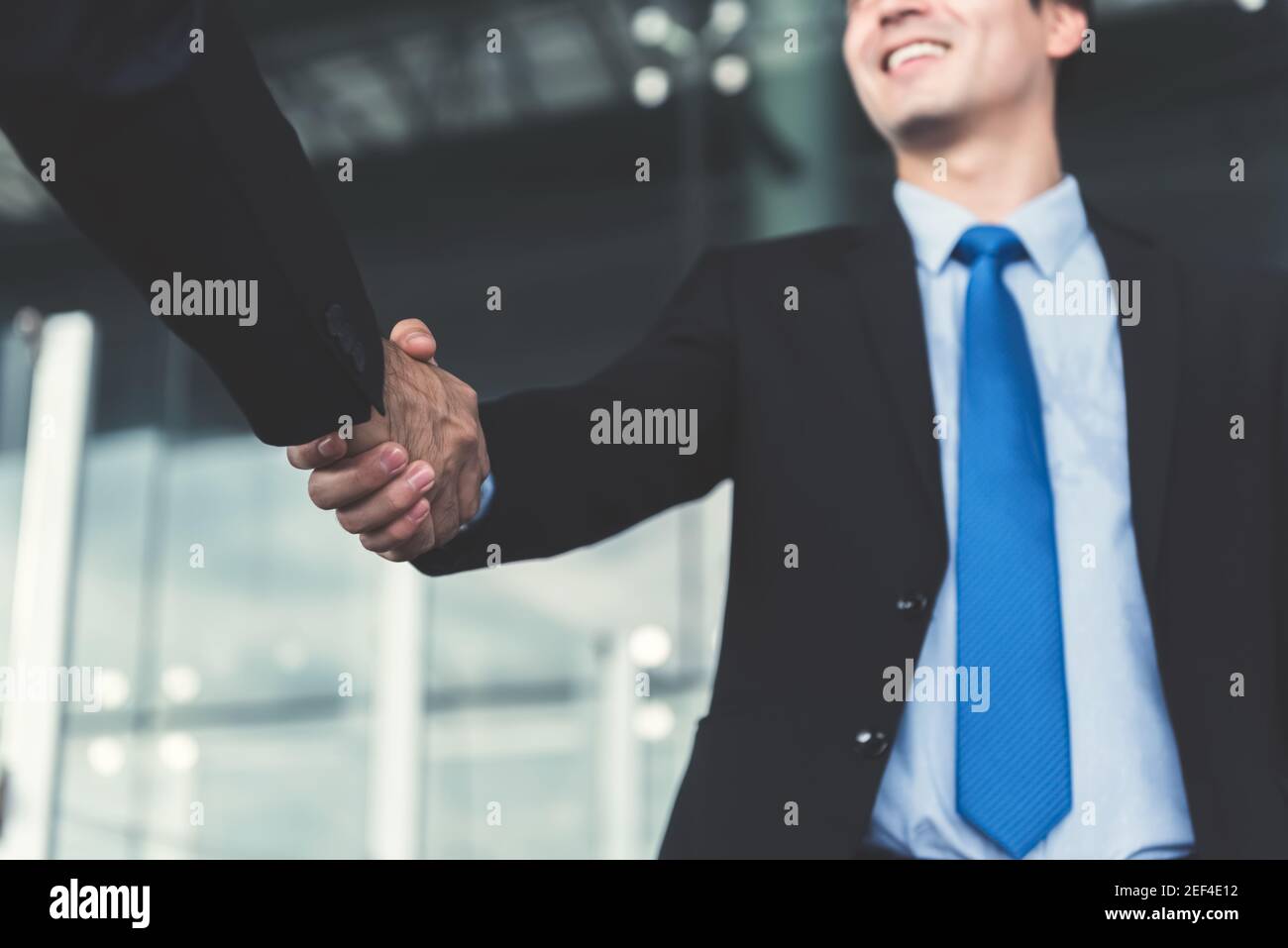 Geschäftsleute und Handshake - Gruß, Umgang, Fusionen und Übernahmen der Konzepte Stockfoto