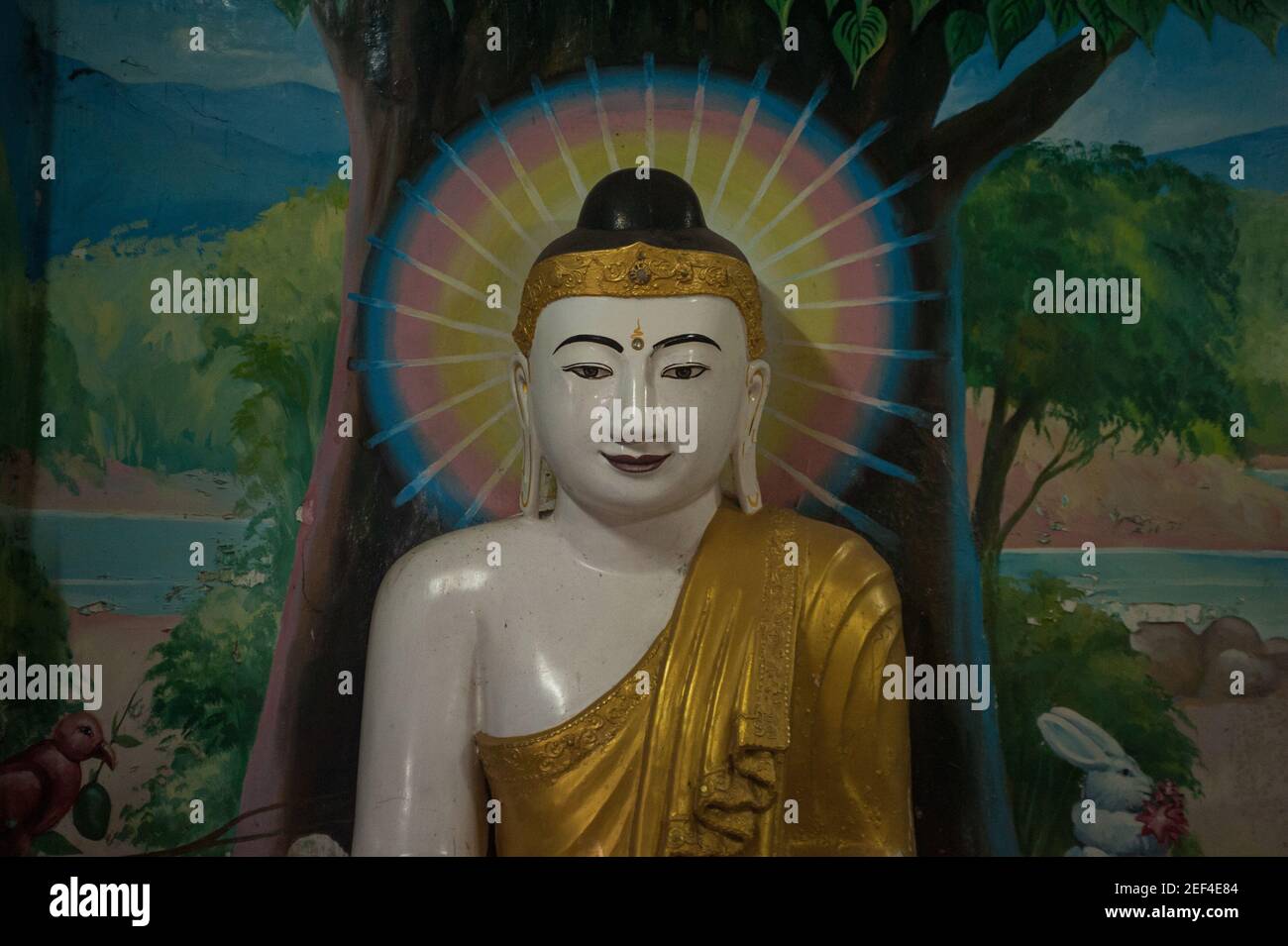 30,01.2017, Mawlamyine, Myanmar, Asien - Buddha-Gestalt an der Kyaikthanlan-Pagode, der höchsten buddhistischen Pagode der Stadt. Stockfoto