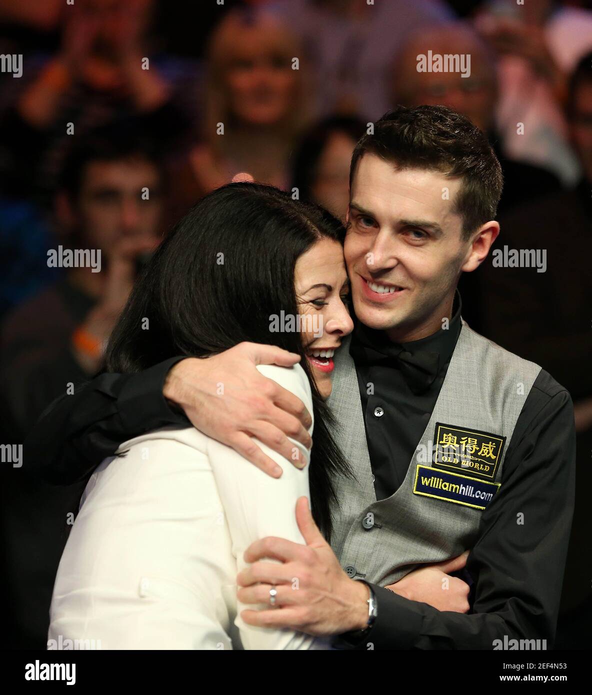 Snooker Williamhill Com Uk Championship York Barbican 9 12 12 Mark Selby Und Seine Frau Vikki Layton L Feiern Nach Dem Gewinn Des Letzten Mandatory Credit Action Images Steven Paston Livepic Stockfotografie Alamy