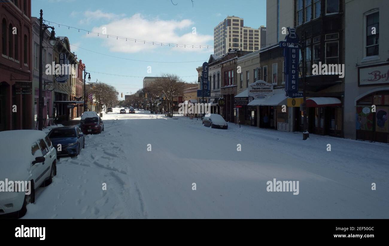 Austin, Texas - 15. Februar 2021: Schnee bedeckt eine gefrorene 6th Straße im Downtown Nachtleben Viertel Stockfoto