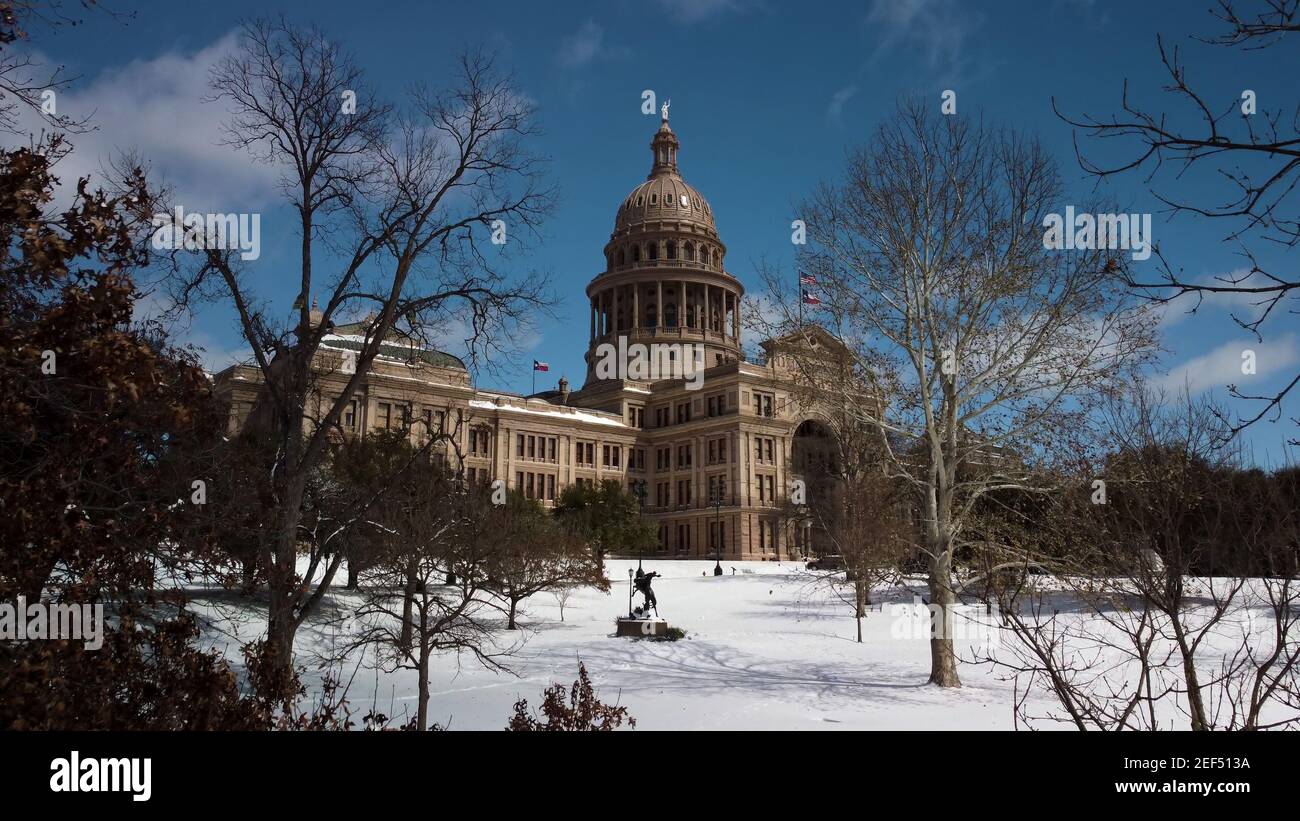 Austin, Texas - 15. Februar 2021: Frischer Schnee bedeckt den State Capitol Rasen nach einem Wintersturm Stockfoto
