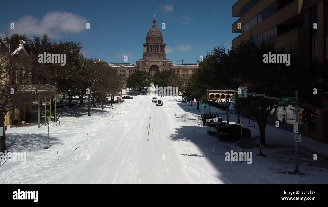 Austin, Texas - 15. Februar 2021: Schnee bedeckt die Congress Avenue in der Nähe der Hauptstadt des Bundesstaates nach einem Wintersturm Stockfoto