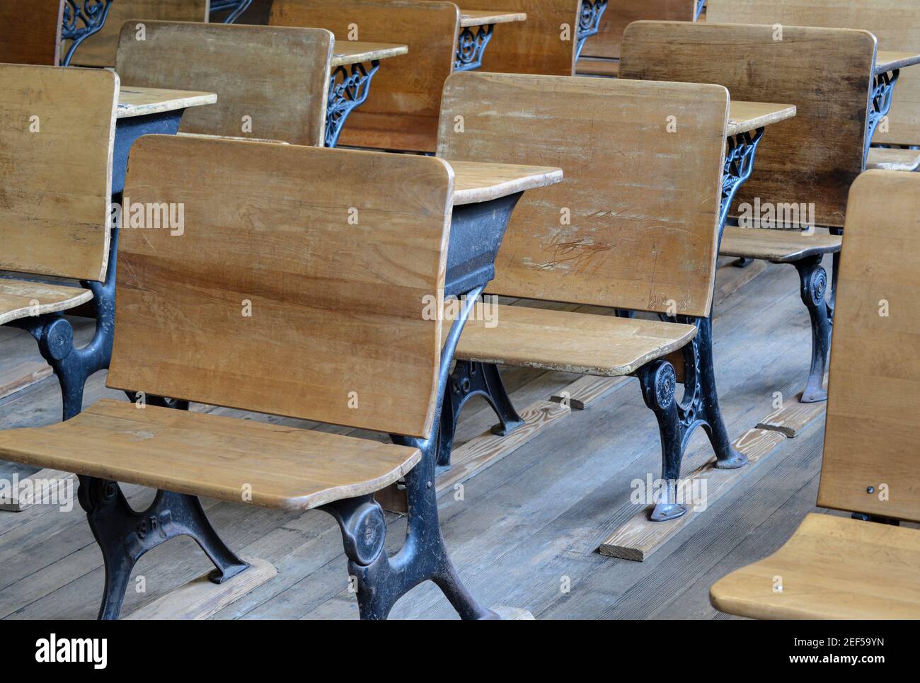 Details von Schreibtischen an einer historischen Schule in Gig Harbor, WA. Stockfoto