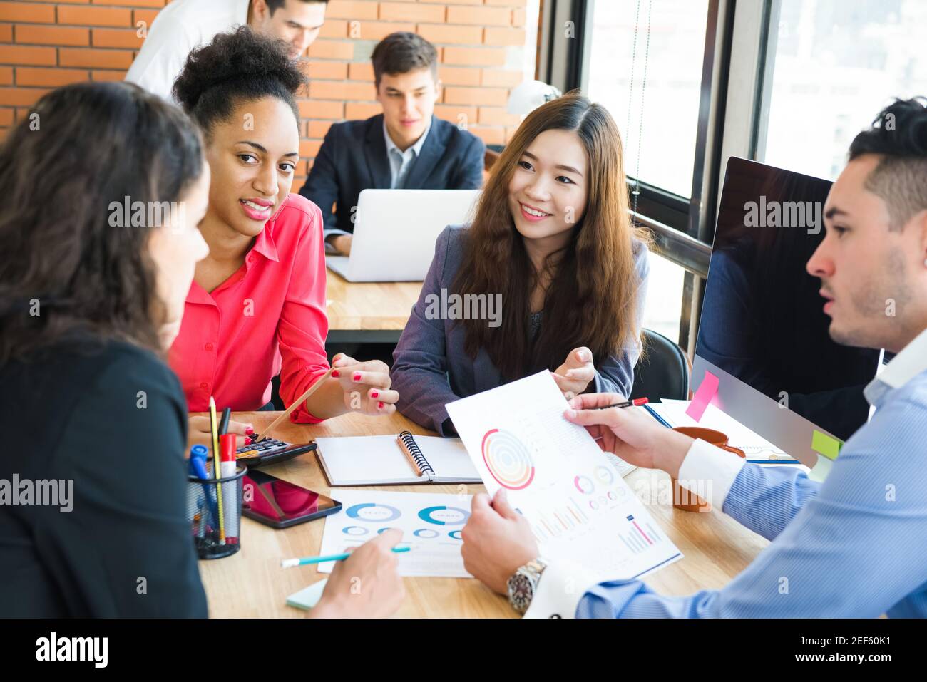 Multiethnische Geschäftsleute, die sich im Co-Working-Bereich treffen Stockfoto