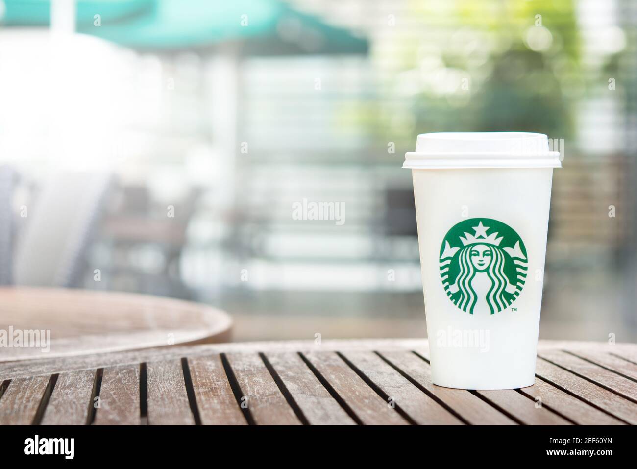 BANGKOK, THAILAND - JUN 29, 2016 : Starbucks Take Away Kaffeetasse auf Holztisch im Starbucks Coffee Shop Stockfoto